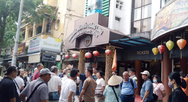 khách du lịch đến với nhà hát mùa rối thăng long trên phố đinh tiên hoàng.jpg -1