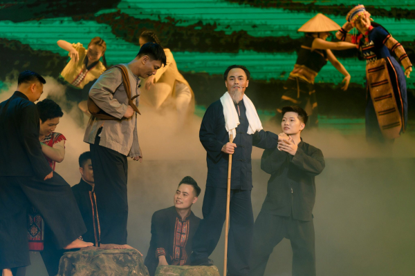 Thiếu tá Lê Hồng Tuân và kỷ niệm diễn vai chính trong nhạc kịch về Bác Hồ__SoDACBIET _T30 -0
