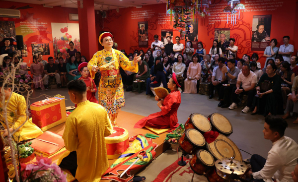 nghệ nhân nguyễn đức hiển thực hành diễn xướng hầu đồng tại chương trình.jpg -1