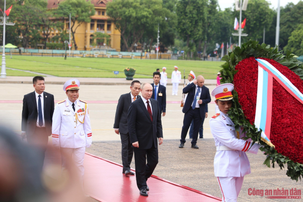 Tổng thống Vladimir Putin vào Lăng viếng Chủ tịch Hồ Chí Minh -0