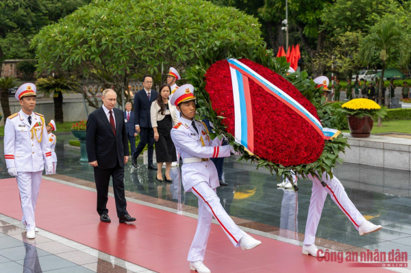 Tổng thống Vladimir Putin vào Lăng viếng Chủ tịch Hồ Chí Minh -0