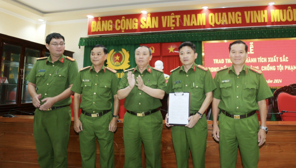 Khen thưởng lực lượng triệt phá chuyên án ma túy lớn tại Bình Định -0