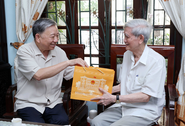 Chủ tịch nước Tô Lâm thăm và chúc mừng một số nhà báo lão thành -0