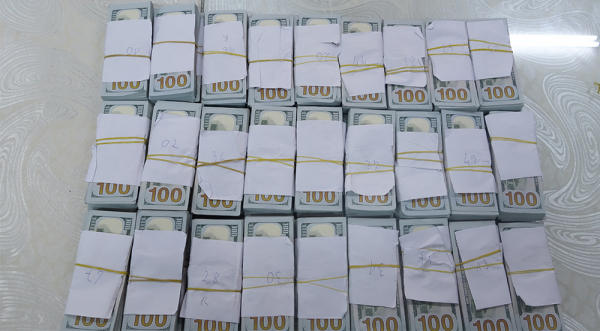 Tạm giam 3 đối tượng liên quan vụ vận chuyển trái phép trên 500.000 USD qua biên giới -0