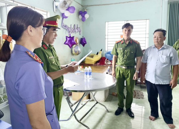 Khởi tố các đối tượng làm giả giấy chứng nhận thẩm định thiết kế xe cơ giới cải tạo -0