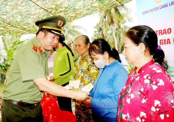 Công an tỉnh Quảng Ninh tri ân gia đình chính sách tỉnh Trà Vinh -0