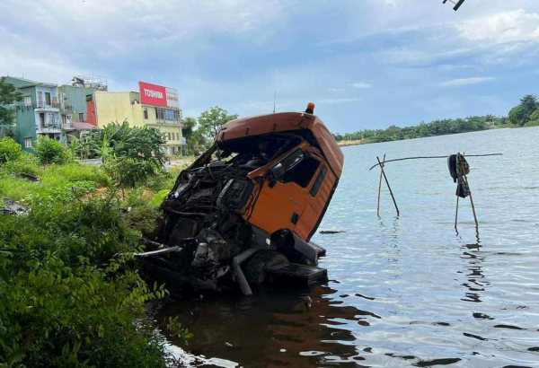 Người đi đường khiếp hãi khi xe đầu kéo “làm xiếc” trên cầu An Lỗ, cabin xe rơi xuống sông -0
