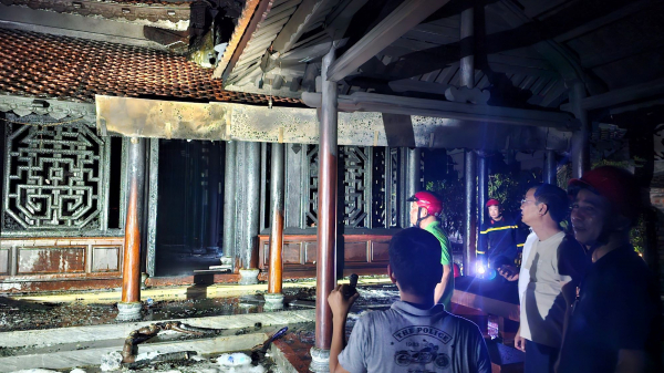 Cảnh sát chữa cháy nổ lực cứu hỏa bên trong ngôi chùa cổ ở Huế -0