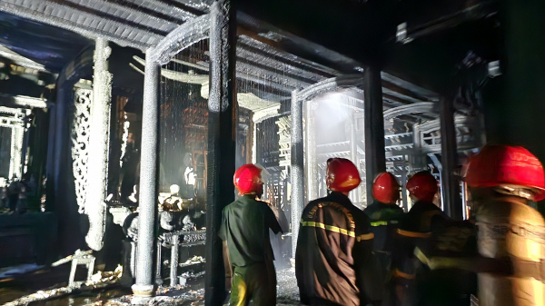 Cảnh sát chữa cháy nổ lực cứu hỏa bên trong ngôi chùa cổ ở Huế -0