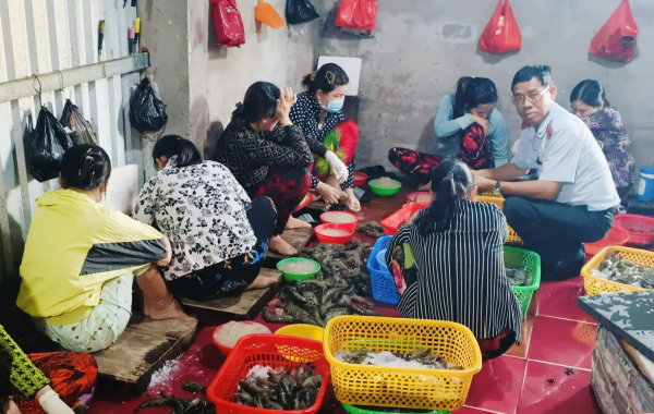 Bắt quả tang một cơ sở ở Bạc Liêu bơm tạp chất vào tôm nguyên liệu -0