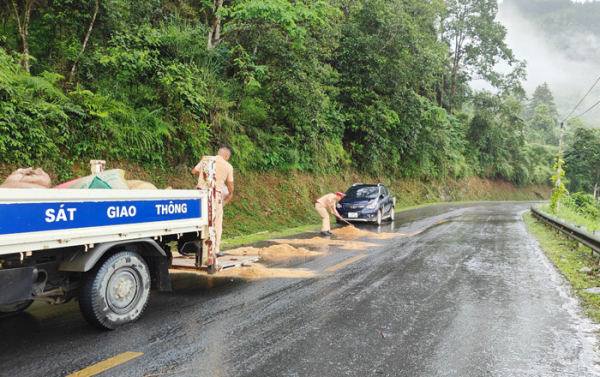 CSGT Công an huyện Bắc Hà  xử lý vết dầu loang trên đường giúp dân đi lại an toàn -0