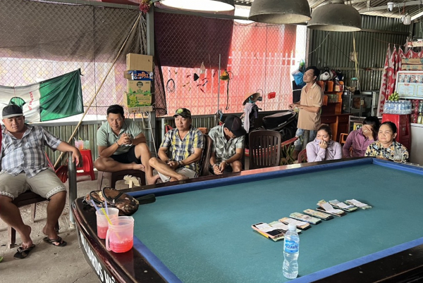 Tụ tập quán cà phê để đánh bạc qua mạng với nhà cái tại Campuchia -0