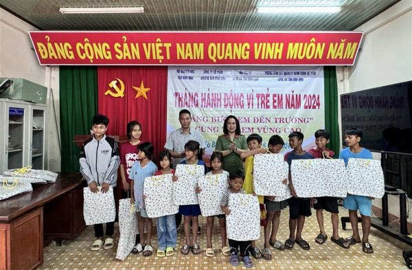 Binh Dinh police support disadvantaged children -0