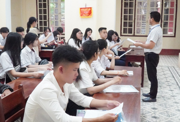 Sĩ tử ở Thừa Thiên Huế dâng hương lên Bác Hồ trước ngày vượt “vũ môn” -0