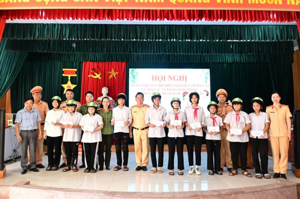 Hai Phong traffic police instruct local children to observe road traffic law and avoid drowning -0