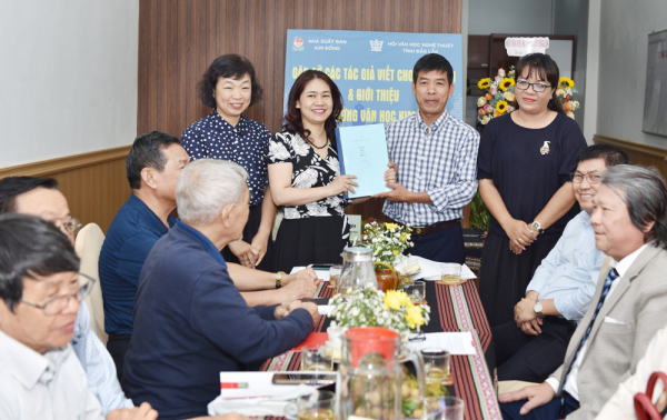 1.giao luu voi cac nha van tai dak lak.jpg -0