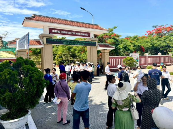 CSGT Thừa Thiên Huế “đội nắng” hỗ trợ sĩ tử trong buổi thi đầu tiên -0