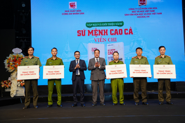 Cuốn sách “Sứ mệnh cao cả” (Hồi ức mười năm): Tài liệu quý về lực lượng CAND trên đất bạn Campuchia -0