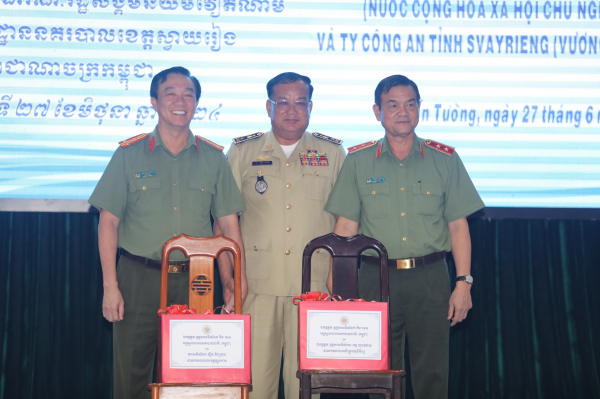 Công an TP Hồ Chí Minh, Công an tỉnh Long An họp mặt với Công an tỉnh Svay Riêng -0