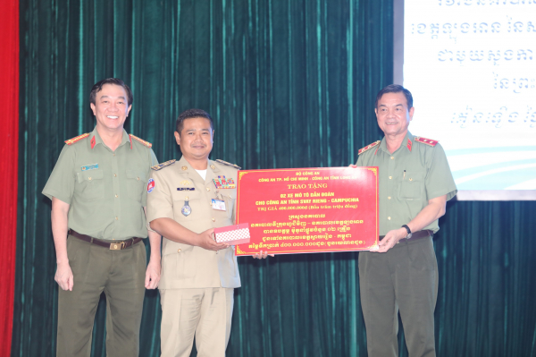 Công an TP Hồ Chí Minh, Công an tỉnh Long An họp mặt với Công an tỉnh Svay Riêng -0