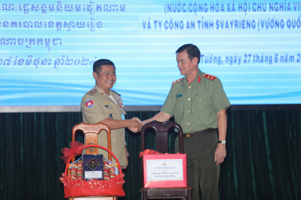 Công an TP Hồ Chí Minh, Công an tỉnh Long An họp mặt với Công an tỉnh Svay Riêng -0