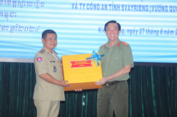 Công an TP Hồ Chí Minh, Công an tỉnh Long An họp mặt với Công an tỉnh Svay Riêng -1