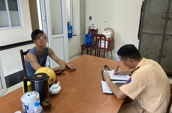 Từ thông tin phản ánh của báo chí, xử lý 1 lái xe không chấp hành hiệu lệnh của đèn tín hiệu giao thông -0