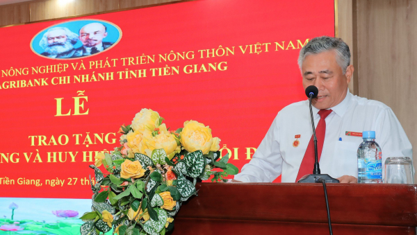 Trao tặng Huy hiệu 30 năm tuổi Đảng cho 5 đảng viên thuộc Đảng bộ Agribank Tiền Giang -0
