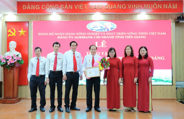 Trao tặng Huy hiệu 30 năm tuổi Đảng cho 5 đảng viên thuộc Đảng bộ Agribank Tiền Giang -0