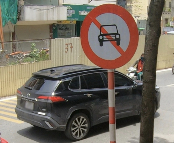 Người dân hỗ trợ CSGT chặn dừng ô tô đi vào đường cấm rồi bỏ chạy -0