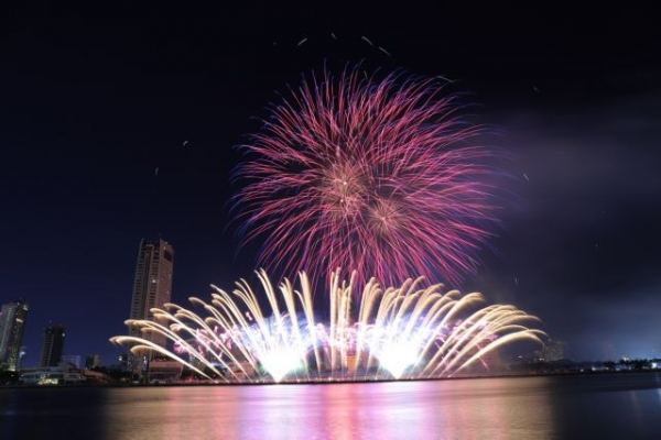 Finland, China spark an amazing night at Da Nang Fireworks Fest -0