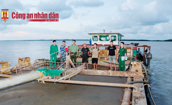 Bắt quả tang phương tiện khai thai thác cát biển trái phép -0