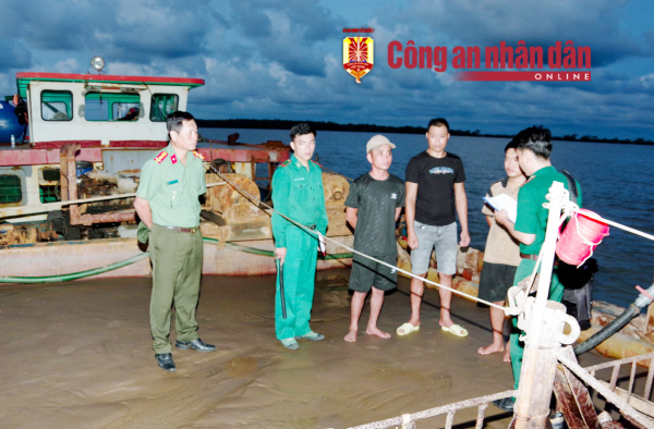 Bắt quả tang phương tiện khai thai thác cát biển trái phép -0