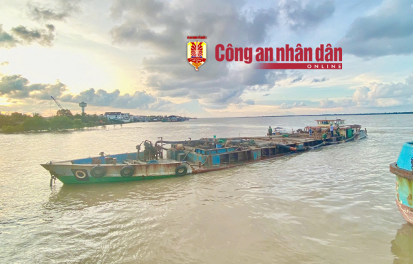 Bắt quả tang phương tiện khai thai thác cát biển trái phép -0