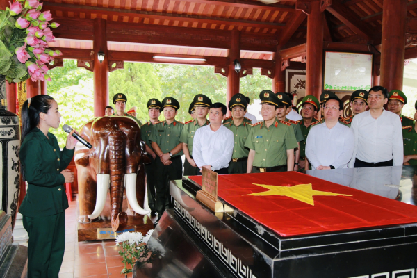 Bộ trưởng Lương Tam Quang dâng hương tại Khu di tích Quốc gia đặc biệt Kim Liên -0