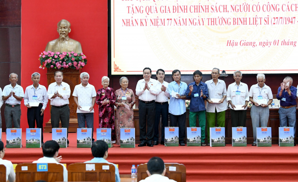 Chủ tịch Quốc hội Trần Thanh Mẫn trao quà tặng người có công với cách mạng tỉnh Hậu Giang -0