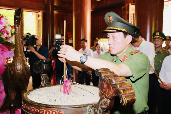 Bộ trưởng Lương Tam Quang dâng hương tại Khu di tích Quốc gia đặc biệt Kim Liên -0