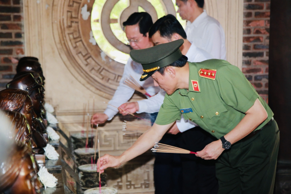 Bộ trưởng Lương Tam Quang dâng hương tại Khu di tích Quốc gia đặc biệt Kim Liên -0