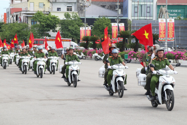 Bộ trưởng Lương Tam Quang:  Lực lượng tham gia bảo vệ an ninh, trật tự ở cơ sở phải nỗ lực hết mình, khắc phục khó khăn để hoàn thành xuất sắc mọi nhiệm vụ -0