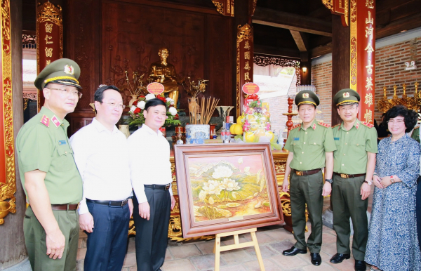 Bộ trưởng Lương Tam Quang dâng hương tại Khu di tích Quốc gia đặc biệt Kim Liên -0