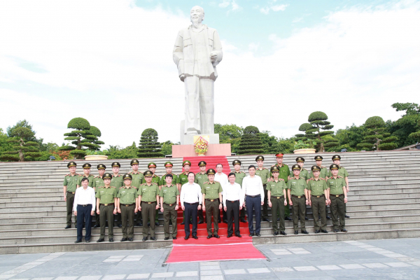 Bộ trưởng Lương Tam Quang:  Lực lượng tham gia bảo vệ an ninh, trật tự ở cơ sở phải nỗ lực hết mình, khắc phục khó khăn để hoàn thành xuất sắc mọi nhiệm vụ -0