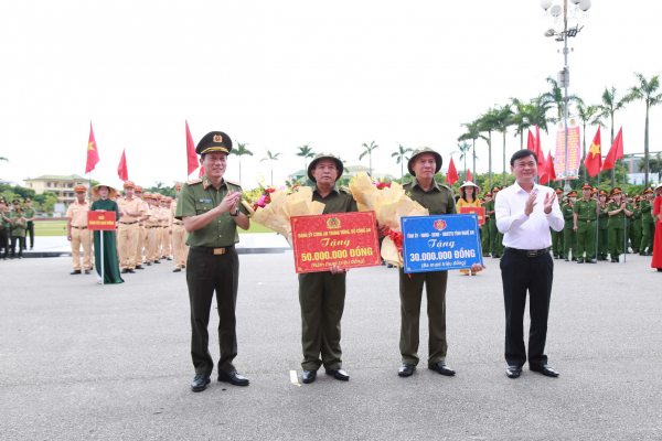 Bộ trưởng Lương Tam Quang:  Lực lượng tham gia bảo vệ an ninh, trật tự ở cơ sở phải nỗ lực hết mình, khắc phục khó khăn để hoàn thành xuất sắc mọi nhiệm vụ -0