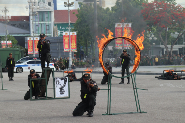 Bộ trưởng Lương Tam Quang:  Lực lượng tham gia bảo vệ an ninh, trật tự ở cơ sở phải nỗ lực hết mình, khắc phục khó khăn để hoàn thành xuất sắc mọi nhiệm vụ -0