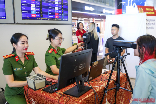 Ngày đầu thu thập sinh trắc học cho Công dân Việt Nam tại sân bay -1