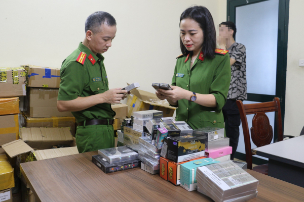 Công an TP Vinh đấu tranh, thu giữ hàng ngàn sản phẩm thuốc lá điện tử -0