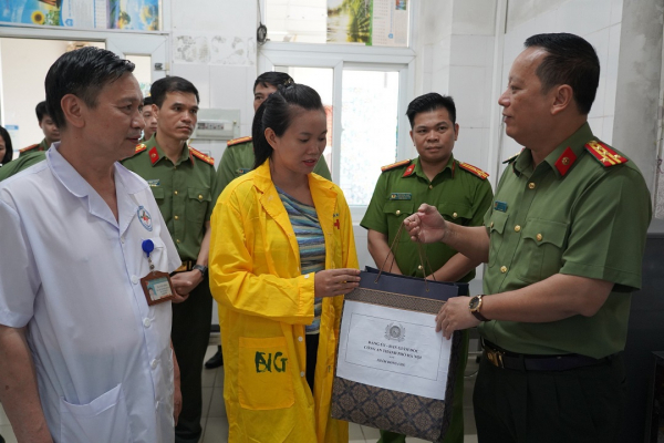 Lãnh đạo Công an TP Hà Nội thăm cán bộ Công an huyện Sóc Sơn bị thương trong khi làm nhiệm vụ -0
