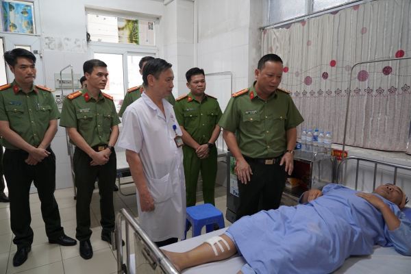 Lãnh đạo Công an TP Hà Nội thăm cán bộ Công an huyện Sóc Sơn bị thương trong khi làm nhiệm vụ -1