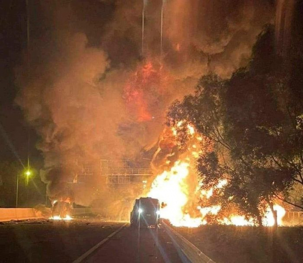 Dập tắt đám cháy trên cao tốc Hà Nội-Hải Phòng trong đêm -0