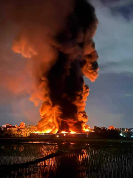 Cảnh sát phòng cháy xuyên đêm dập lửa xưởng nhựa Phúc Yên -0