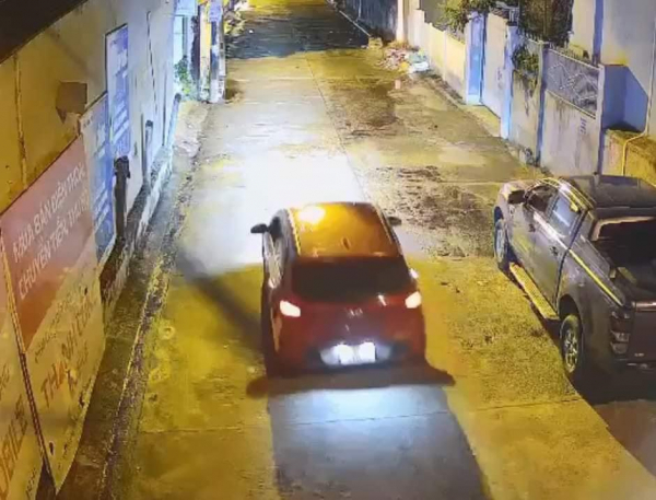 Táo tợn trộm xe ô tô trong đêm khuya -0